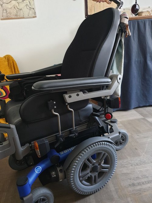 Elektrischer Rollstuhl blau/schwarz
