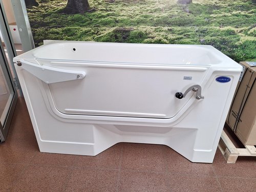 Barrierefreie Badewanne - geschlossen, Frontansicht