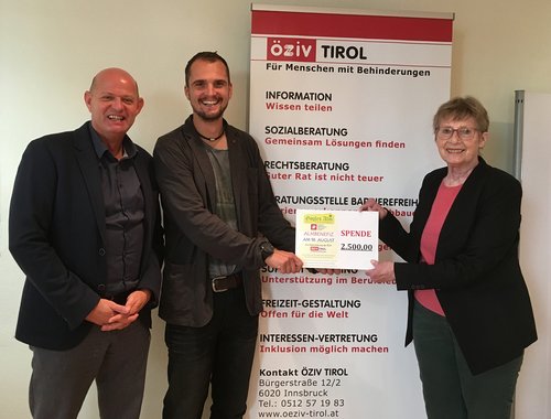 Foto Spendenübergabe Das Bild zeigt die Spendenübergabe an den ÖZIV Tirol