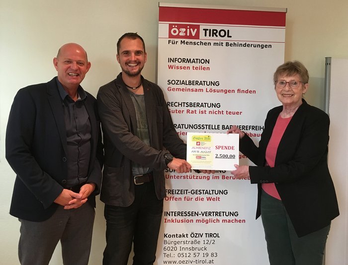 Foto Spendenübergabe Das Bild zeigt die Spendenübergabe an den ÖZIV Tirol