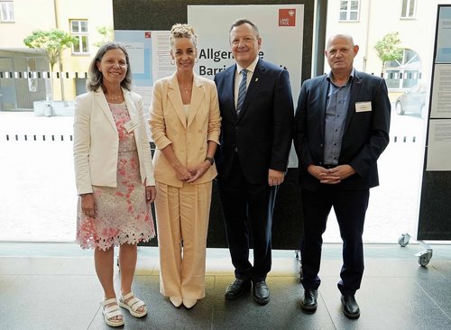 Bei der Präsentation des GAP im Landhaus in Innsbruck, v. li.: Isolde Kafka (Vorsitzende des Tiroler Monitoringausschusses), LRin Eva Pawlata, Gemeindeverbandspräsident Karl-Josef Schubert und Hannes Lichtner (Geschäftsleiter ÖZIV Tirol). © Land Tirol/Neuner