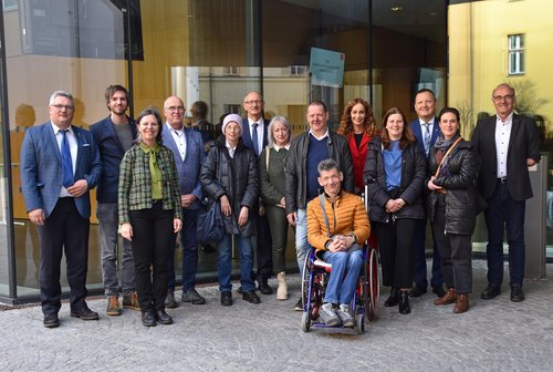 Die Beteiligungsgruppe aus Elmen mit LH Anton Mattle, LRin Eva Pawlata, Gemeindeverbandspräsident Karl-Josef Schubert, Isolde Kafka (Vorsitzende Tiroler Monitoringausschuss), Michael Knaus (Obmann ÖZIV Tirol) und dem Koordinator der Beteiligungsgruppe Christian Plattner. © Land Tirol/Dorfmann