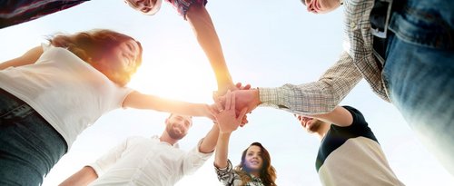 Projekt "Junge Selbsthilfe" Bild zeigt eine Gruppe junger Menschen