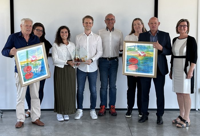 Gruppenfoto von Vertreter*innen des ANMIC Südtirol und Trentino und des ÖZIV Tirol zusammen mit den geschenkten Bildern. 