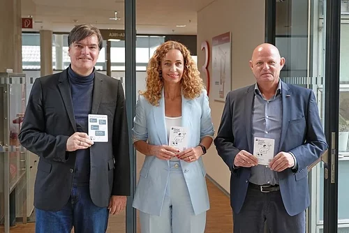 “, sagt Lichtner.© Land Tirol/Reiter Personen stehen nebeneinander, halten Flyer Den Sozialroutenplan präsentierten Soziallandesrätin Eva Pawlata (Mitte), Projektleiter Andreas Exenberger von der Universität Innsbruck (l.) und Hannes Lichtner, Geschäftsleiter der Interessensvertretung für Menschen mit Behinderungen, ÖZIV Tirol (r.).© Land Tirol/Reiter