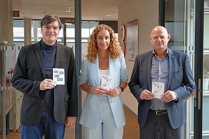 “, sagt Lichtner.© Land Tirol/Reiter Personen stehen nebeneinander, halten Flyer Den Sozialroutenplan präsentierten Soziallandesrätin Eva Pawlata (Mitte), Projektleiter Andreas Exenberger von der Universität Innsbruck (l.) und Hannes Lichtner, Geschäftsleiter der Interessensvertretung für Menschen mit Behinderungen, ÖZIV Tirol (r.).© Land Tirol/Reiter