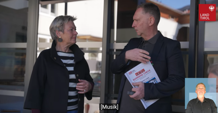 Film Ausschnitt Martha Salchner (Vizebürgermeisterin Axams) im Gespräch mit Gerhard Wieser (Berater für Barrierefreiheit, ÖZIV Tirol); © Video Portal - Amt der Tiroler Landesregierung/Dorfmann