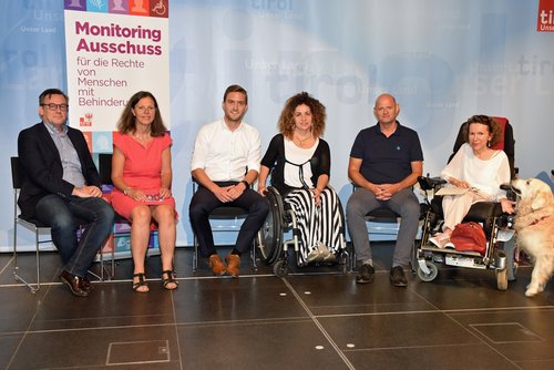 Bild zeigt die Teilnehmenden Vertreter beim Tiroler Monitoringausschuss