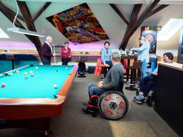 Bild zeigt Rollstuhlfahrer beim Billardspielen