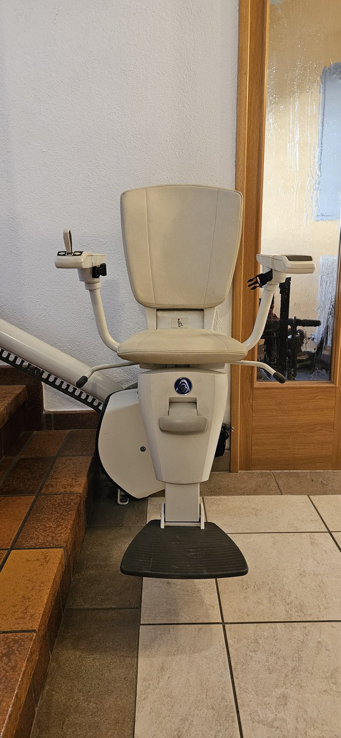 Bild von Treppenlift von vorne - aufgeklappt