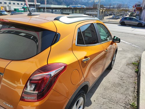 Bild zeigt einen orangen Opel Mokka