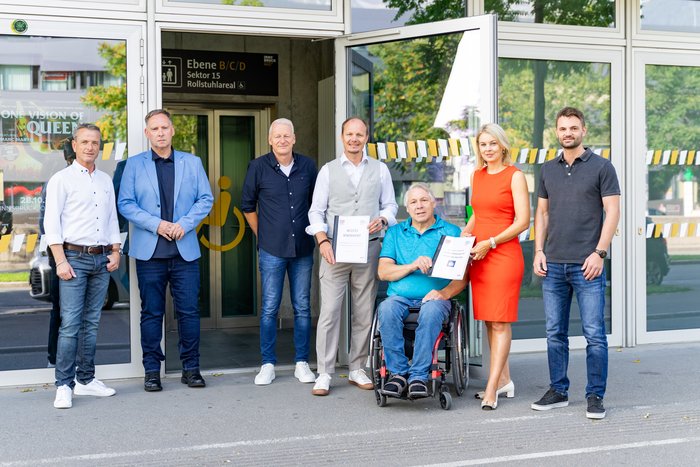 Gruppenfoto beim Pressetermin zur Übergabe des Access Statements der Olympiaworld
