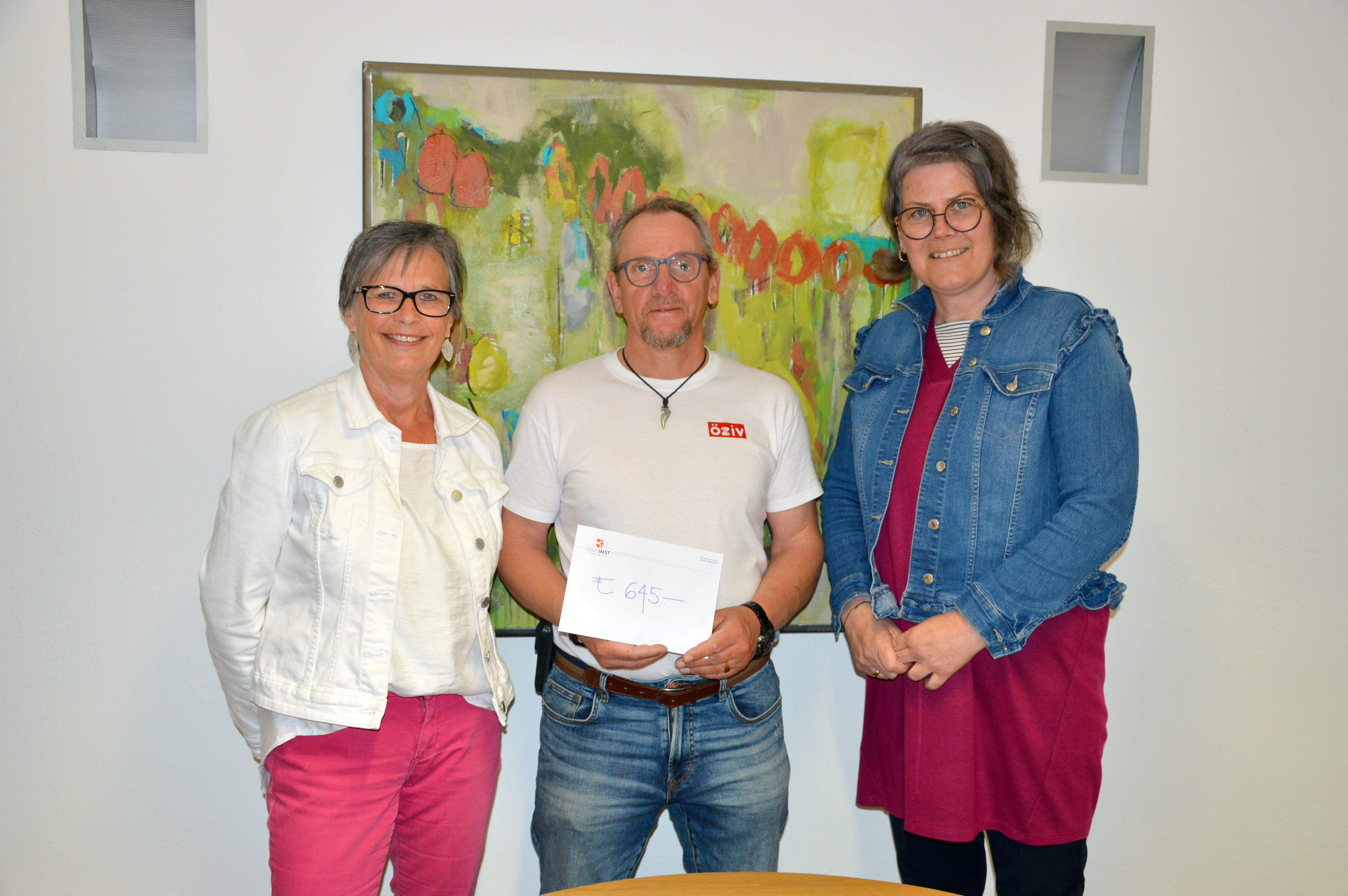 Irmgard Fetzer - ehrenamtliche Hauptorganisatorin und Johanna Heumader-Schweigl von der Stadtgemeinde / MITEINAND in Imst neben Günter Knoll